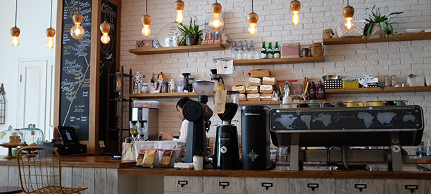 Employee working in a cafe